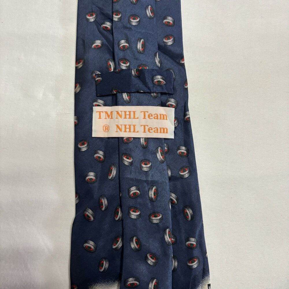 Vintage Chicago Blackhawks NHL Silk Tie Hockey Pucks Skyline Signed Hull #21 - Picture 4 of 5